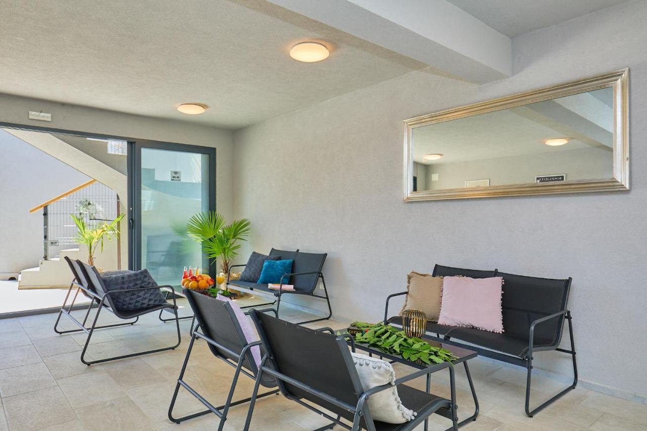 Palm Tree Apartment