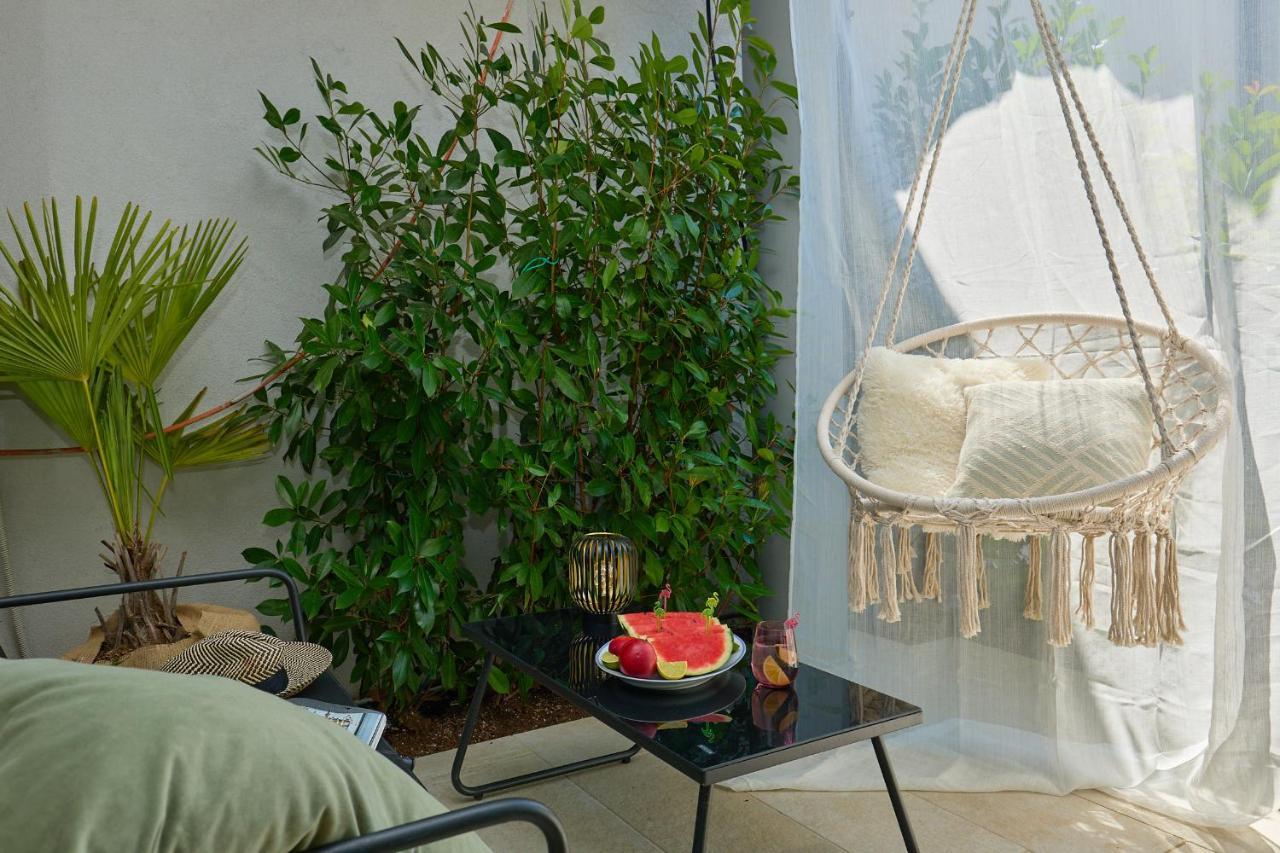 Palm Tree Apartment