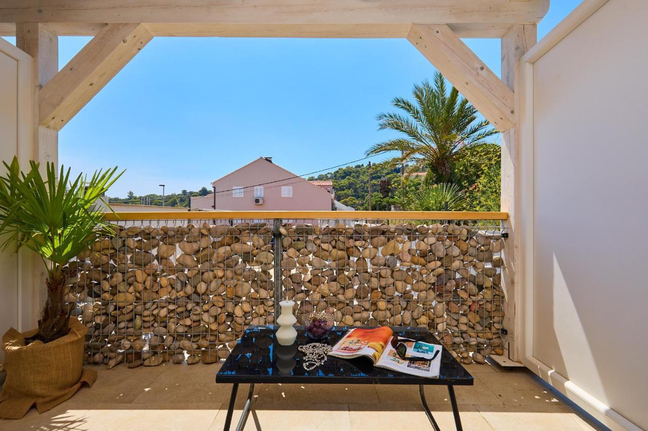 Palm Tree Apartment